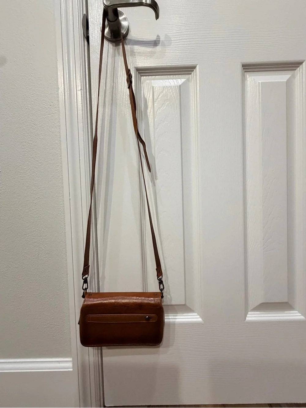 Vintage Leather Crossbody Bag in Brown - Classic Womens Shoulder Bag